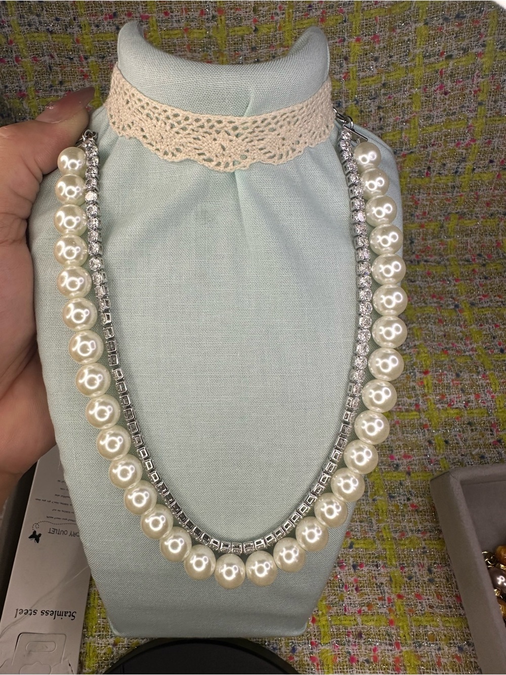 AA great Classic Pearl and Rhinestone Necklace - White Pearls